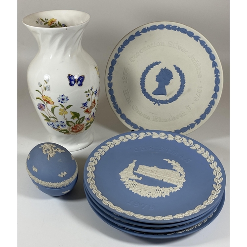 110 - A GROUP OF WEDGWOOD JASPERWARE COMMEMORATIVE PLATES, SILVER JUIBLEE, CHRISTMAS PLATES, EGG BOX AND A... 