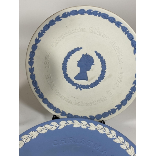 110 - A GROUP OF WEDGWOOD JASPERWARE COMMEMORATIVE PLATES, SILVER JUIBLEE, CHRISTMAS PLATES, EGG BOX AND A... 