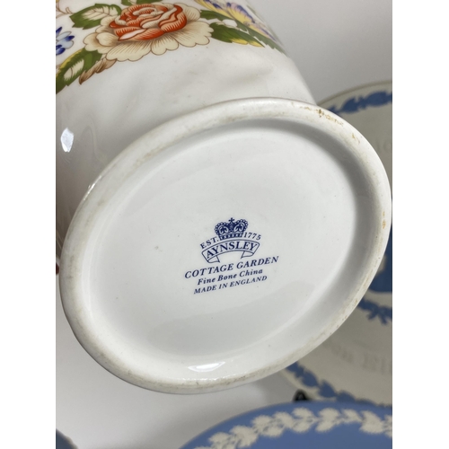 110 - A GROUP OF WEDGWOOD JASPERWARE COMMEMORATIVE PLATES, SILVER JUIBLEE, CHRISTMAS PLATES, EGG BOX AND A... 