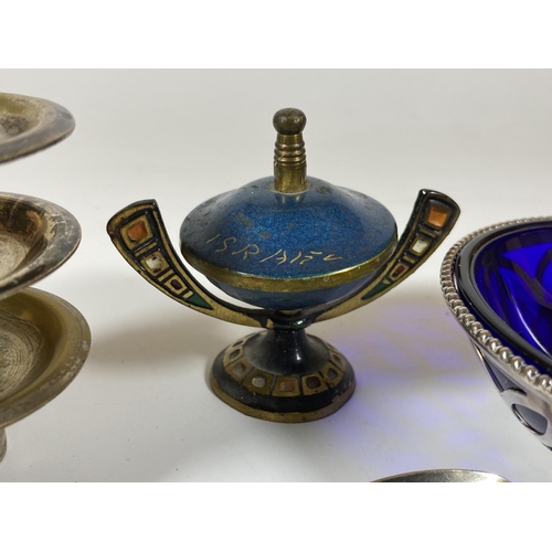 111 - A MIXED LOT TO INCLUDE ISRAEL LIDDED POT, HALLMARKED SILVER TEASPOON, DISH WITH BLUE GLASS LINER AND... 