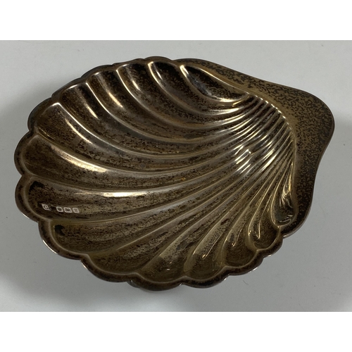 22 - A SHEFFIELD HALLMARKED SILVER SHELL DISH ON BUN FEET, LENGTH 9.5CM, WEIGHT 40G