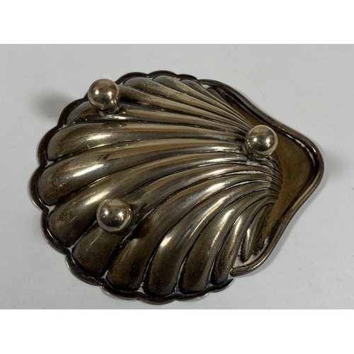 22 - A SHEFFIELD HALLMARKED SILVER SHELL DISH ON BUN FEET, LENGTH 9.5CM, WEIGHT 40G