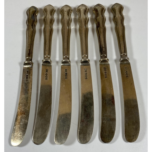 27 - A SET OF SIX WALKER & HALL HALLMARKED SILVER BLADED AND HANDLED BUTTER KNIVES, TOTAL WEIGHT 179G