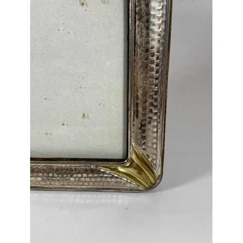 31 - A VINTAGE HAMMERED WHITE METAL PHOTO FRAME, POSSIBLY SILVER BUT UNMARKED, 22 X 17CM