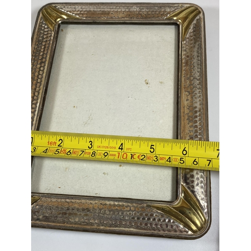 31 - A VINTAGE HAMMERED WHITE METAL PHOTO FRAME, POSSIBLY SILVER BUT UNMARKED, 22 X 17CM