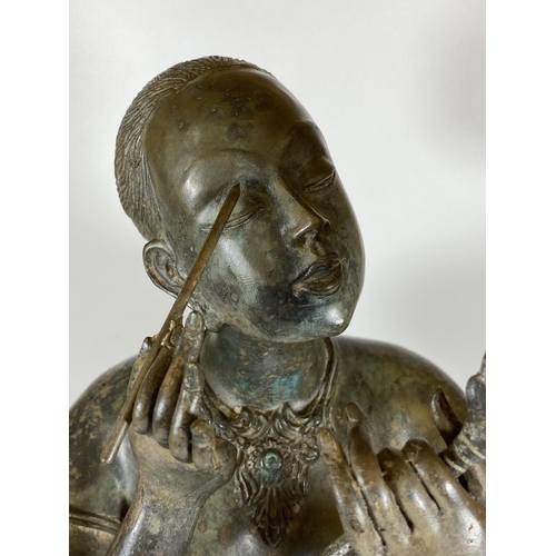 412 - A LARGE HEAVY BRONZE MODEL OF A LADY HOLDING A MIRROR, HEIGHT 41CM