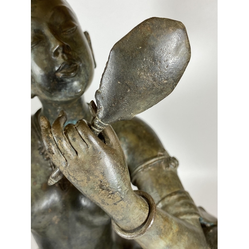 412 - A LARGE HEAVY BRONZE MODEL OF A LADY HOLDING A MIRROR, HEIGHT 41CM