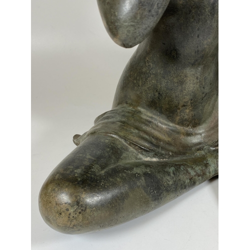 412 - A LARGE HEAVY BRONZE MODEL OF A LADY HOLDING A MIRROR, HEIGHT 41CM