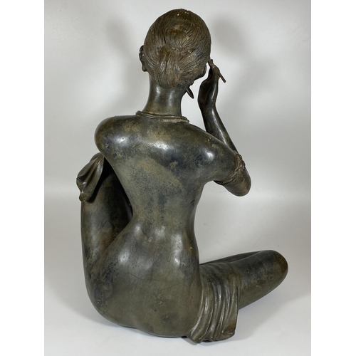 412 - A LARGE HEAVY BRONZE MODEL OF A LADY HOLDING A MIRROR, HEIGHT 41CM