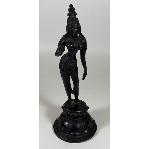 413 - A BRONZE EROTIC NUDE MODEL OF A LADY, HEIGHT 22CM