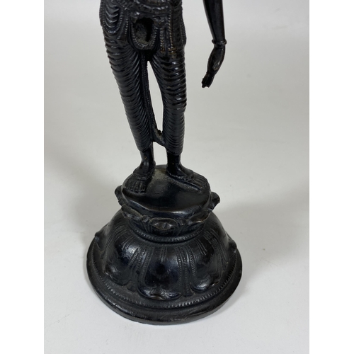 413 - A BRONZE EROTIC NUDE MODEL OF A LADY, HEIGHT 22CM