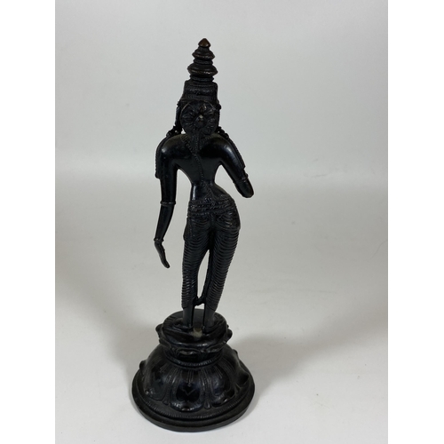 413 - A BRONZE EROTIC NUDE MODEL OF A LADY, HEIGHT 22CM