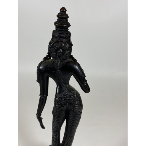 413 - A BRONZE EROTIC NUDE MODEL OF A LADY, HEIGHT 22CM