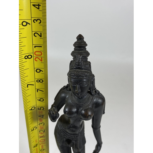 413 - A BRONZE EROTIC NUDE MODEL OF A LADY, HEIGHT 22CM