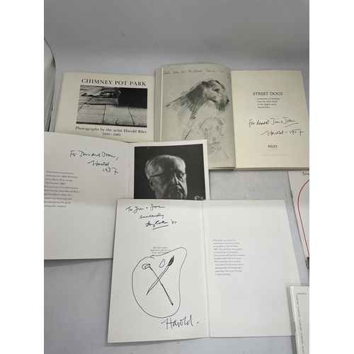 38 - A COLLECTION OF SIGNED ARTISTS EPHEMERA AND BOOKLETS, HAROLD RILEY, L.S LOWRY BOOK, STREET DOGS BOOK... 