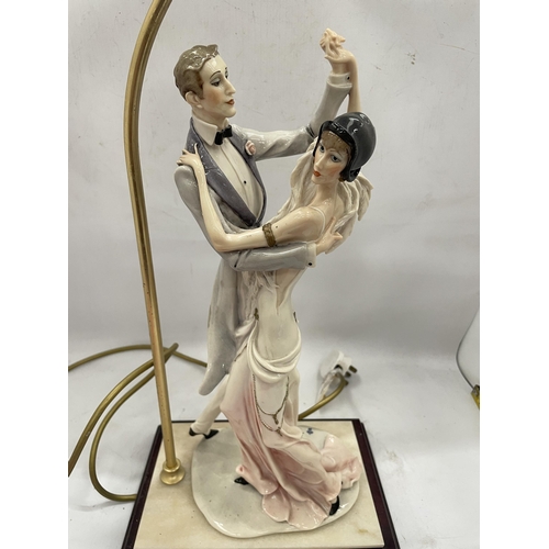 42 - A 1987 FLORENCE CAPODIMONTE FIGURAL TABLE LAMP ON WOODEN BASE