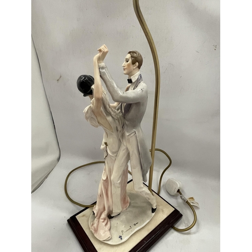 42 - A 1987 FLORENCE CAPODIMONTE FIGURAL TABLE LAMP ON WOODEN BASE