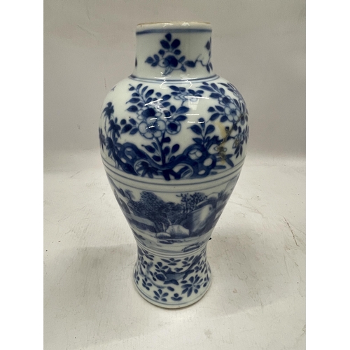 48 - A 19TH CENTURY CHINESE BLUE AND WHITE KANGXI STYLE FLORAL VASE, UNMARKED TO BASE, HEIGHT 23CM