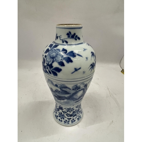 48 - A 19TH CENTURY CHINESE BLUE AND WHITE KANGXI STYLE FLORAL VASE, UNMARKED TO BASE, HEIGHT 23CM