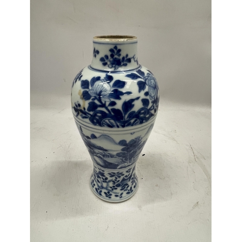 48 - A 19TH CENTURY CHINESE BLUE AND WHITE KANGXI STYLE FLORAL VASE, UNMARKED TO BASE, HEIGHT 23CM