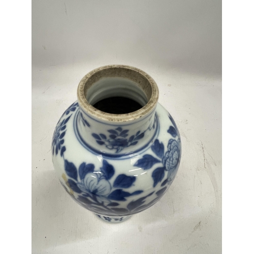 48 - A 19TH CENTURY CHINESE BLUE AND WHITE KANGXI STYLE FLORAL VASE, UNMARKED TO BASE, HEIGHT 23CM