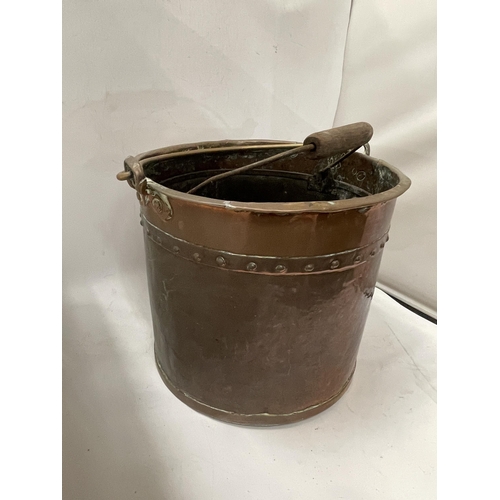 65 - A LARGE VINTAGE COPPER MILK BUCKET / PAIL WITH INNER LINER