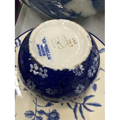 156 - A QUANTITY OF BLUE AND WHITE CERAMICS TO INCLUDE A SHELLEY 'CLOISELLO' WARE BOWL, ETC