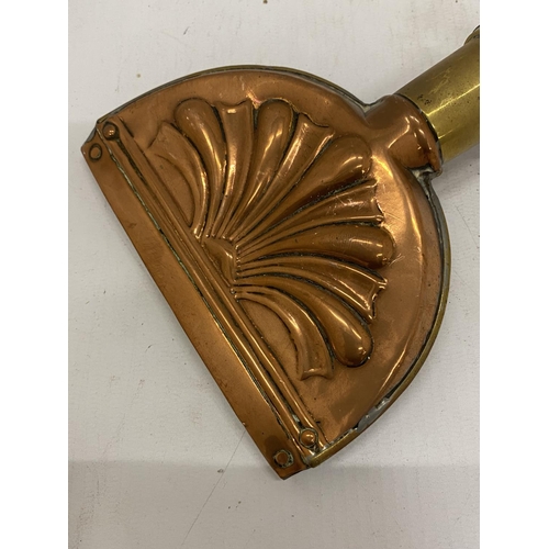 185 - A VINTAGE BRASS AND COPPER CURRY COMB MARKED T E BLADON AND SON