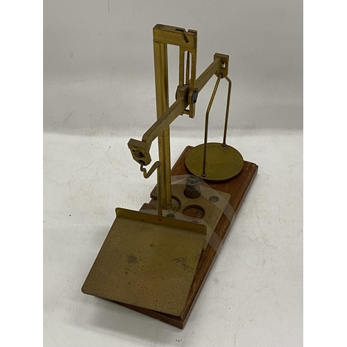 186 - A SET OF VINTAGE WOOD AND BRASS POST OFFICE SCALES WITH SOME WEIGHTS