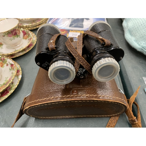 209 - A VINTAGE PAIR OF 8 X 40 BINOCULARS IN HAND STITCHED LEATHER CASE - FIELD 6.5, NO 65562