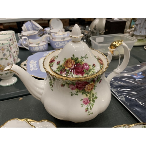 211 - A ROYAL ALBERT 'OLD COUNTRY ROSES' TEASET TO INCLUDE A TEAPOT, CREAM JUG, SUGAR BOWL,SANDWICH AND CA... 