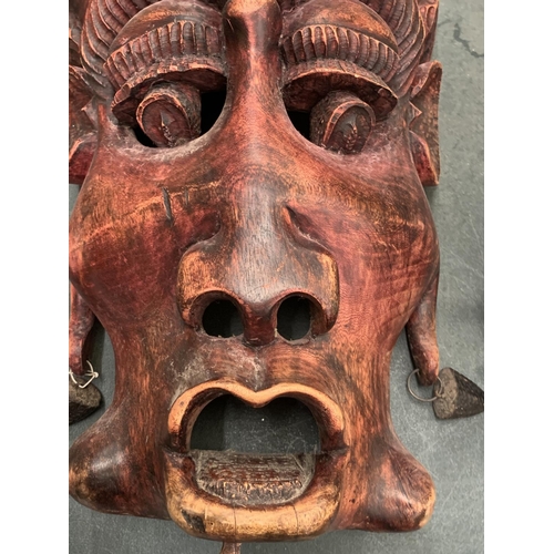 217 - A LARGE HAND CARVED WOODEN POLYNESIAN DEVIL GOD