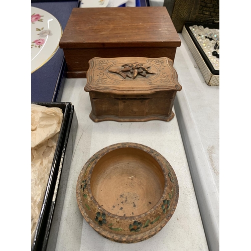 224 - A BOXED AYNSLEY COTTAGE GARDEN GATEAUX PLATE AND KNIFE, GLASS NIBBLE DISH, WOODEN BOXES, ETC.,