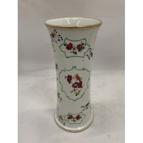 226 - A VICTORIA MAGNA CHARTA VASE FEATURING A COAT OF ARMS