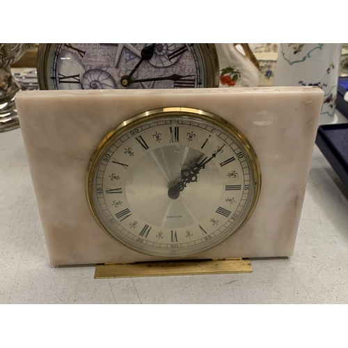 227 - A BATTERY OPERATED CLOCK IN THE FORM OF A POCKET WATCH, WESTCLOX MANTLE CLOCK FAUX MARBLE , CERAMIC ... 