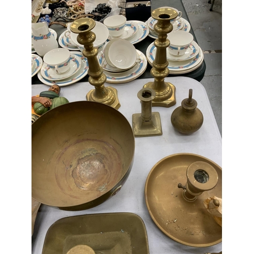 244 - A QUANTITY OF BRASSWARE TO INCLUDE CANDLESTICKS, BOWLS, A CRUMB TRAY, ANIMALS, ETC, PLUS THREE BOSSU... 