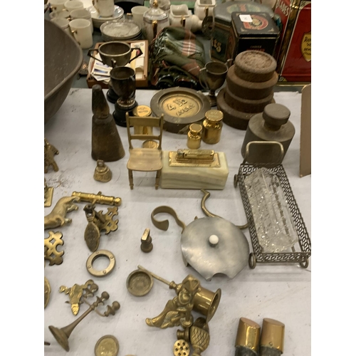 247 - A LARGE QUANTITY OF VINTAGE BRASSWARE TO INCLUDE WEIGHTS, MINIATURE FIRE FENDERS, DOOR FURNITURE, AN... 