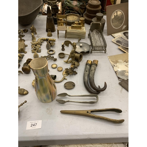 247 - A LARGE QUANTITY OF VINTAGE BRASSWARE TO INCLUDE WEIGHTS, MINIATURE FIRE FENDERS, DOOR FURNITURE, AN... 