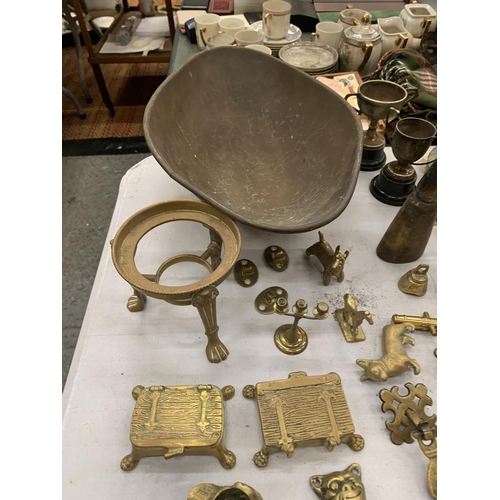 247 - A LARGE QUANTITY OF VINTAGE BRASSWARE TO INCLUDE WEIGHTS, MINIATURE FIRE FENDERS, DOOR FURNITURE, AN... 