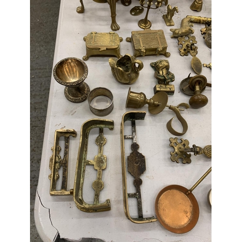 247 - A LARGE QUANTITY OF VINTAGE BRASSWARE TO INCLUDE WEIGHTS, MINIATURE FIRE FENDERS, DOOR FURNITURE, AN... 