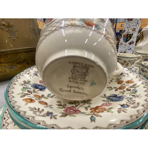 258A - A QUANTITY OF VINTAGE TEAWARE TO INCLUDE COPELAND SPODE 'ROYAL JASMINE' CAKE PLATE, CUPS, SAUCERS AN... 