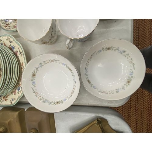 258A - A QUANTITY OF VINTAGE TEAWARE TO INCLUDE COPELAND SPODE 'ROYAL JASMINE' CAKE PLATE, CUPS, SAUCERS AN... 