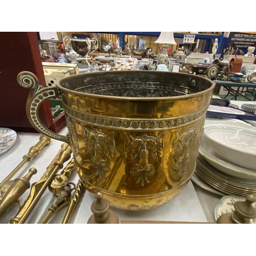 259 - A QUANTITY OF BRASSWARE TO INCLUDE A PLANTER, COMPANION SETS, ETC