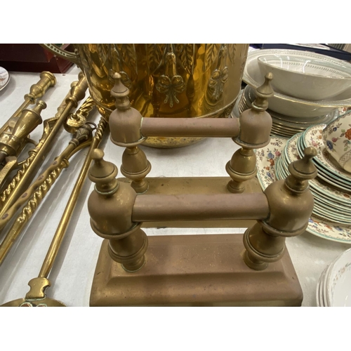 259 - A QUANTITY OF BRASSWARE TO INCLUDE A PLANTER, COMPANION SETS, ETC