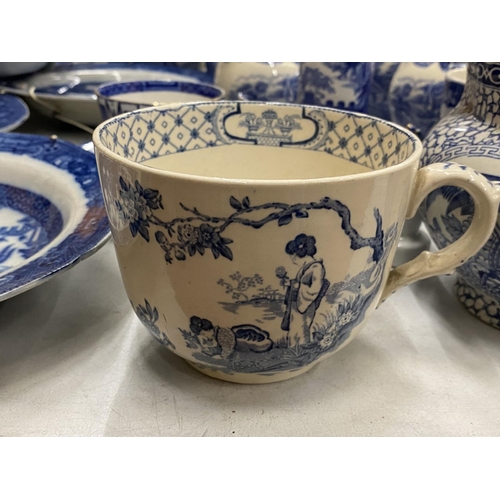 261 - A LARGE QUANTITY OF VINTAGE BLUE AND WHITE POTTERY TO INCLUDE JUGS, BOWLS, CUPS, ETC