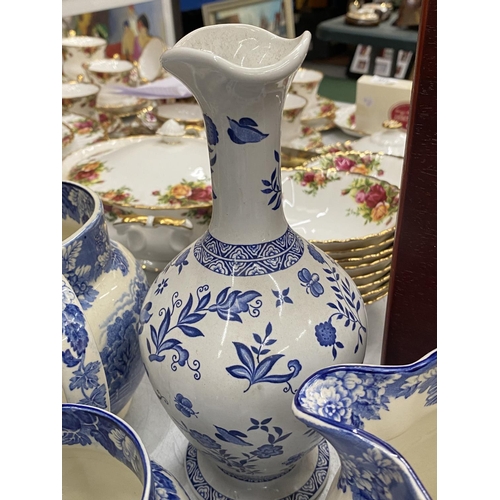 261 - A LARGE QUANTITY OF VINTAGE BLUE AND WHITE POTTERY TO INCLUDE JUGS, BOWLS, CUPS, ETC