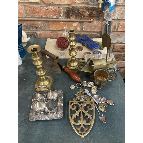 801 - A MIXED LOT OF ITEMS TO INCLUDE BRASS CANDLESTICKS, SILVER PLATED EGG STAND ETC