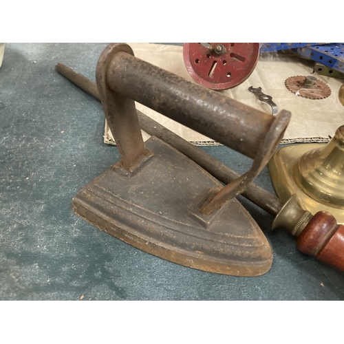 801 - A MIXED LOT OF ITEMS TO INCLUDE BRASS CANDLESTICKS, SILVER PLATED EGG STAND ETC