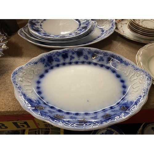 814 - A MIXED LOT OF CHINA TEAWARES, BLUE AND WHITE SERVING DISH ETC