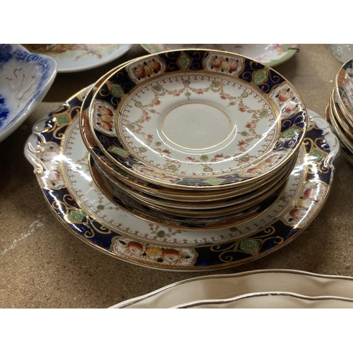 814 - A MIXED LOT OF CHINA TEAWARES, BLUE AND WHITE SERVING DISH ETC